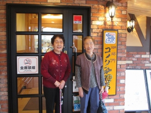 　お店の前で記念撮影をしました。