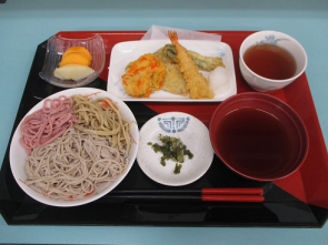 　　天ぷらそば定食です。