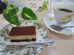 　　おやつはケーキとコーヒーで