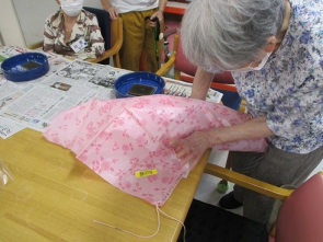 　帰宅してから自宅の器に生けています