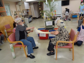午後の活動は「2人でホイ」ゲーム