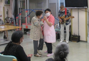 音楽に合わせて踊りましょう～！