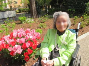 こちらのお客様はお花が大好き。特にピンクが好きなの！！とピンクと赤のチューリップをバックに写真を撮りました。お姫様気分になりますね！
