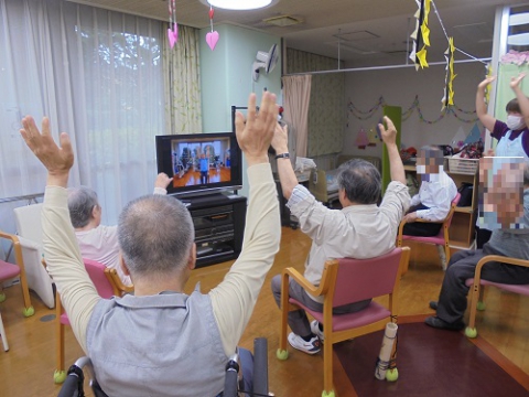 テレビ画面を観ながらしっかり体を動かされています