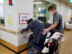 膝をできるだけ伸ばし、しっかり立ってから、足を動かして、体の向きを変えて頂きます。