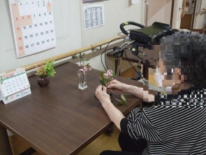 庭のお花を摘んで、飾って楽しみます。