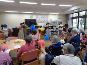 ボンボンでリズムを取ります！