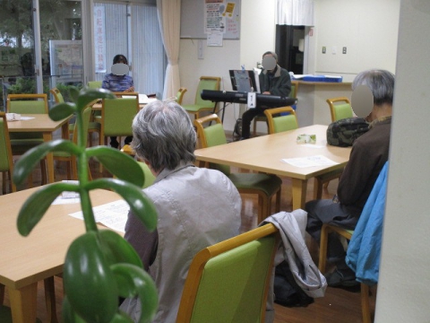 ピアノに合わせて歌う場面も♬