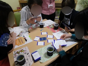 悩みながらカードを取捨選択。