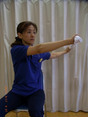 ③最初の①の状態から両手を肩の高さまでおろし、右を向きます。最後は左を向きます。