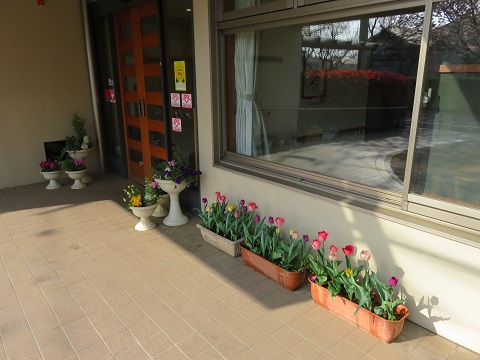 施設の玄関前に事業団のシンボルマークのチューリップが花を咲かせています。