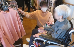 衣類販売会の様子