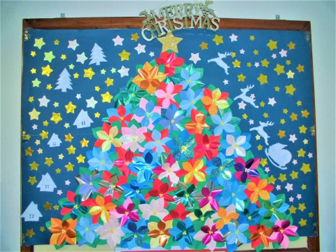 　壁画「ポインセチアのクリスマスツリー」