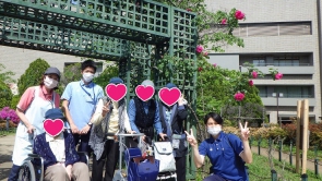 バラのアーチ前で一枚☆