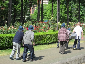 お友達とお話ししながら。