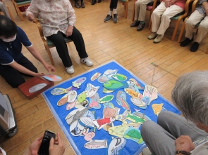 午前中は魚釣りゲームを行いました。