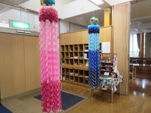 吹き流しは3つ　赤系と青系