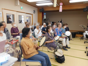 楽器演奏しながら歌も歌って！