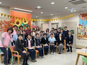 職員全員でお祝いしました