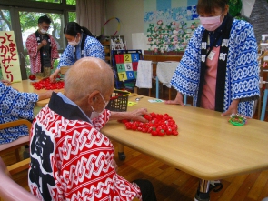 トマトつかみ取り