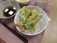 　　　　今日のお昼は「春野菜の天ぷら」(^O^)／