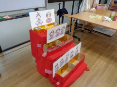 手作りのひな壇とひな人形(^^♪