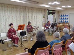 昭和歌謡曲をお客様と一緒にも歌いました♪
