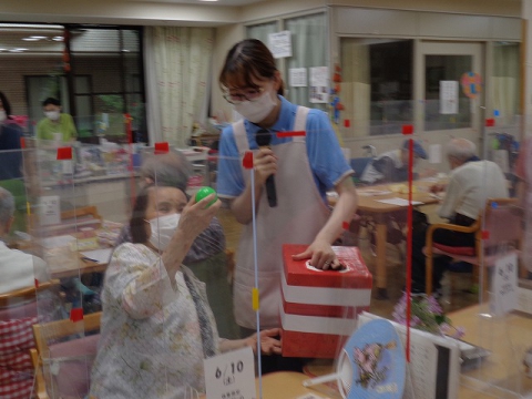 お客様にくじをひいて頂きます♪