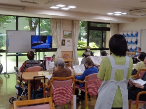 朝の歌と朗読も楽しく行います！