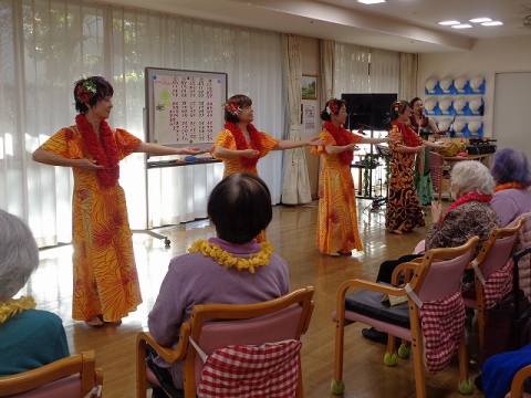 陽気にフラダンス♪