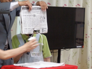 何故か新聞紙が破けません！