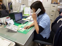 伝言を聞いています。