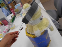 完成品を人形にかぶせてみました。
