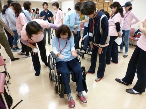 ｹｱｽﾀｯﾌ同士で