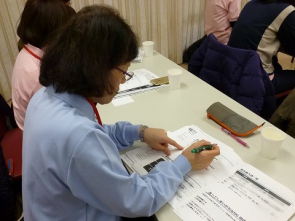 用紙に記入して考えています。