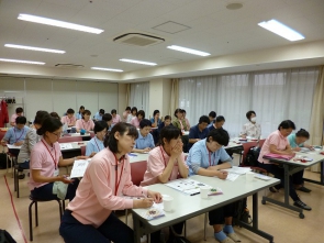 研修を真剣に聞いている風景です。
