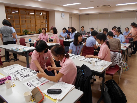 お互いにどのように声かけしたらいいかをロールプレイでおこなっています。