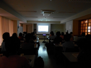 法務局の高齢者虐待防止の動画を見て学習している風景です。
