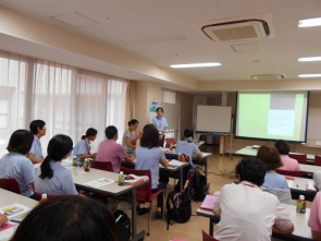 センター長からの講義を受けています。