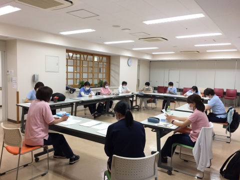 隣との距離をとって行いました