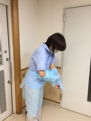 使い捨てエプロンの外し方