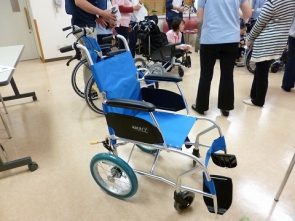 介助式車いす