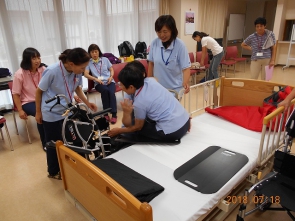 ベッドから車いすへ