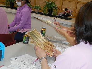 資料の写真をみんなで確認してます。
