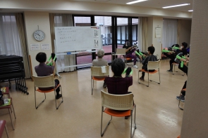 しっかり間隔をとって体操していただきました。
