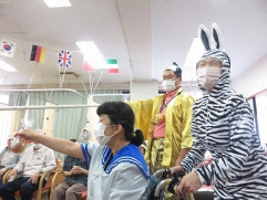 職員がデモ中
