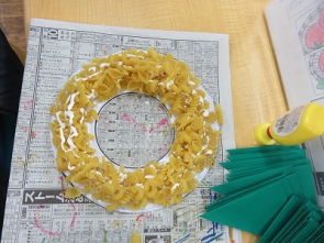 ボンドで固めます