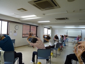 手を上に組んでゆっくり体を左へ伸ばします。