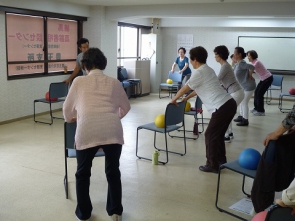 お尻を後ろに少し突き出す形がポイントだそうです。