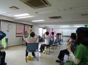 右手でハンカチを大きく回しながら、左手はグーチョキパー。これが結構難しいんですよ。